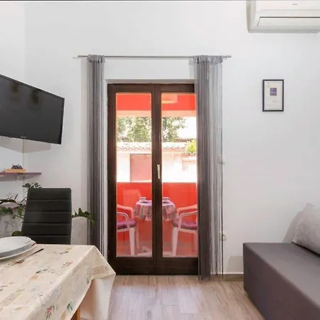 Pleasant Oriana Near The Sea-pula Guest house *