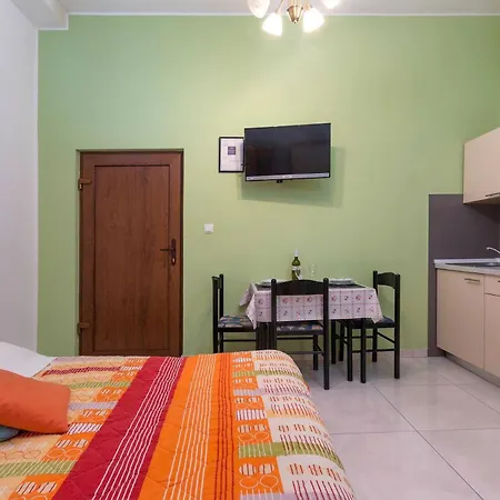 Pleasant Oriana Near The Sea-pula Guest house *