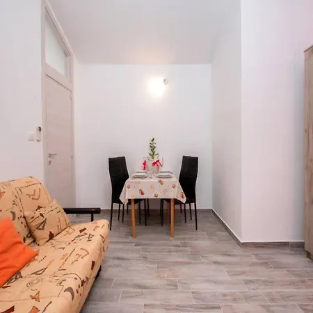 Pleasant Oriana Near The Sea-pula Guest house