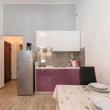 Pleasant Oriana Near The Sea-pula Guest house