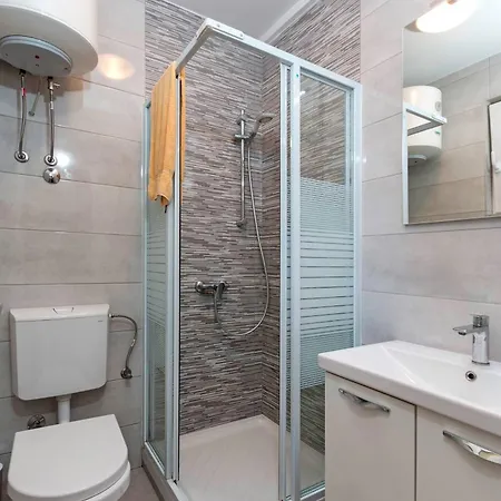 Pleasant Oriana Near The Sea-pula Guest house Pula