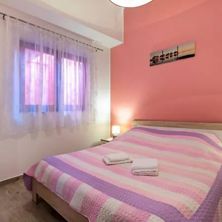 Pleasant Oriana Near The Sea-pula Pula